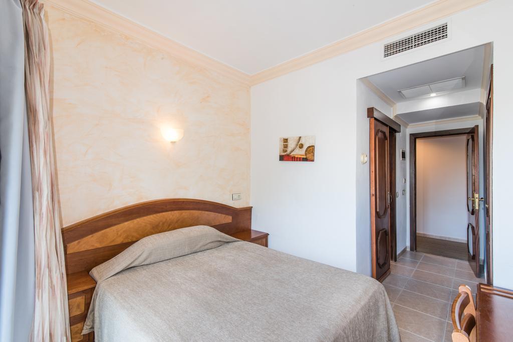 Hotel Baviera Кала Ратьяда Экстерьер фото